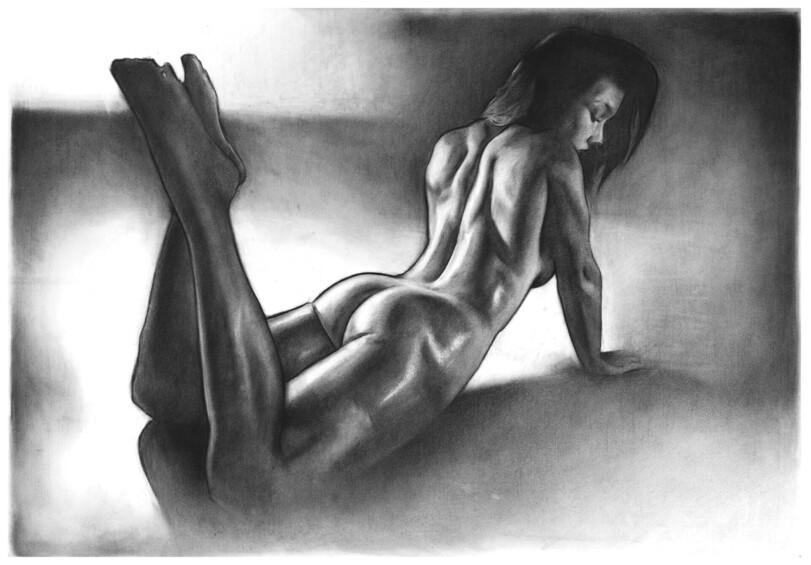 Erótica desnuda en blanco y negro con lápiz
