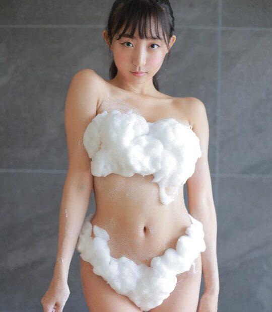 Joven asiática y su bikini de jabón