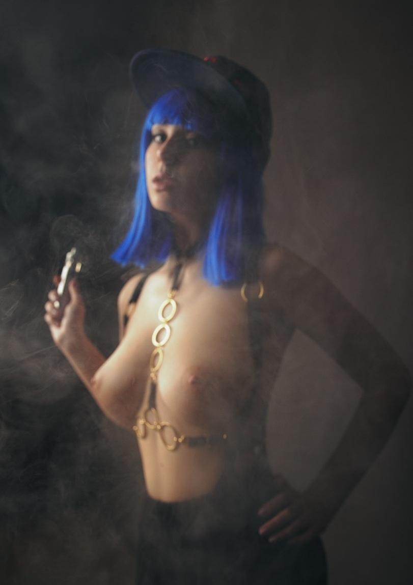 Erótica en humo tetas y pelo azul
