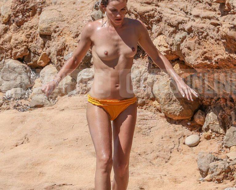 Emma Watson topless en la playa