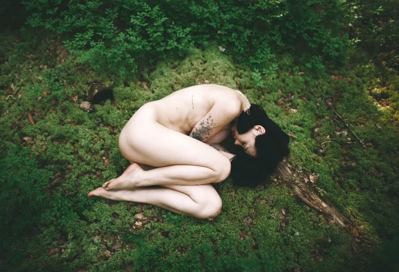 Alejandra desnuda en el bosque