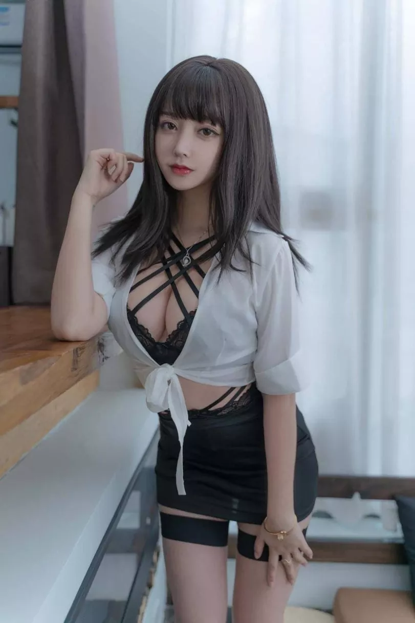 Chica asiática en ropa interior negra