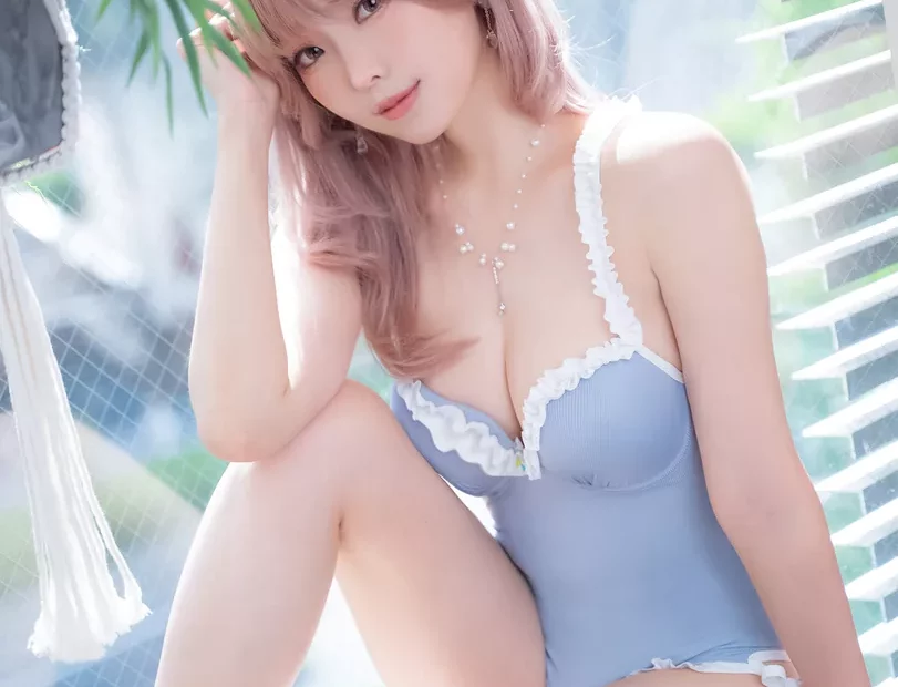 Eeelyeee Swimsuit erótica de una asiática