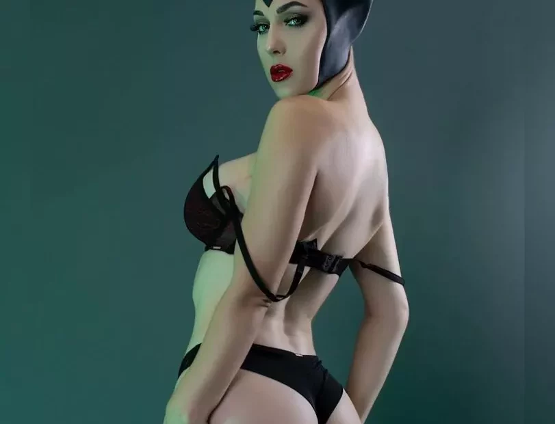 Kristen Hughey cosplay Maléfica sexy
