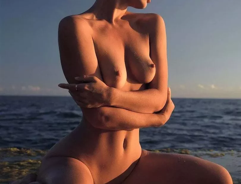 Anna Yoanna desnuda en la playa