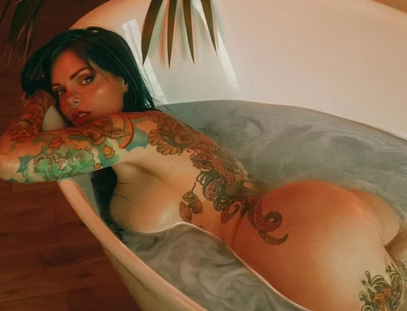 Riae Suicide modelo tatuada en la bañera