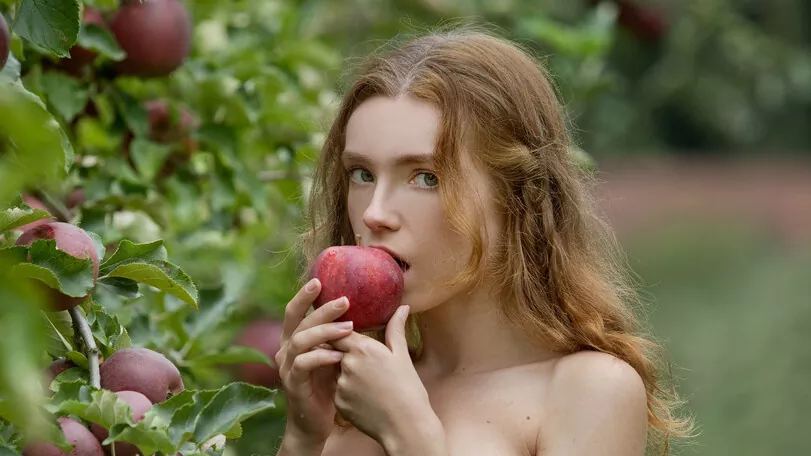Rinna Ly desnuda comiendo una manzana