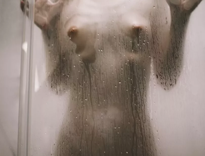 Modelo desnuda bajo la ducha