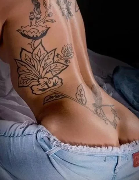 Guapas mujeres tatuadas parte once