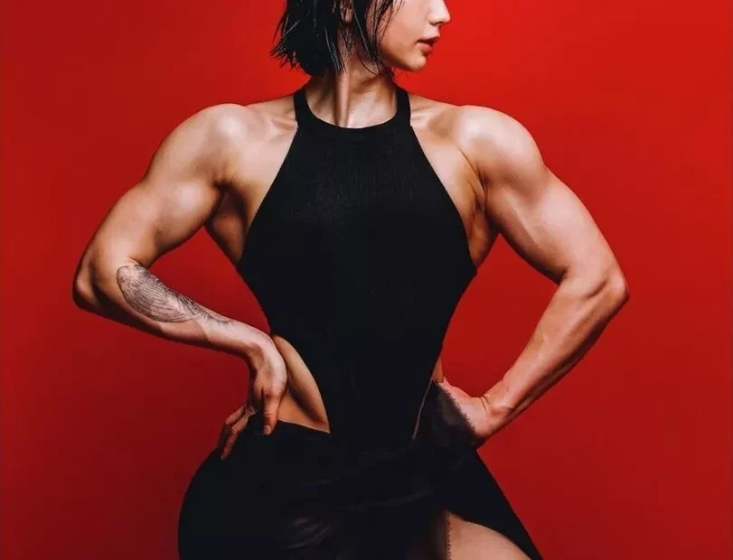 Musculosas y sexy modelos posando