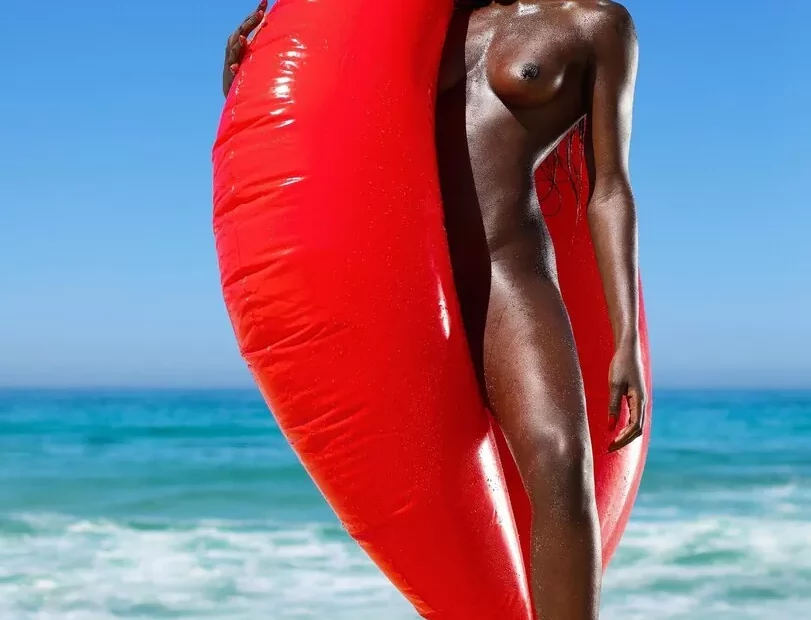 Naomi Nash desnuda negra en la playa