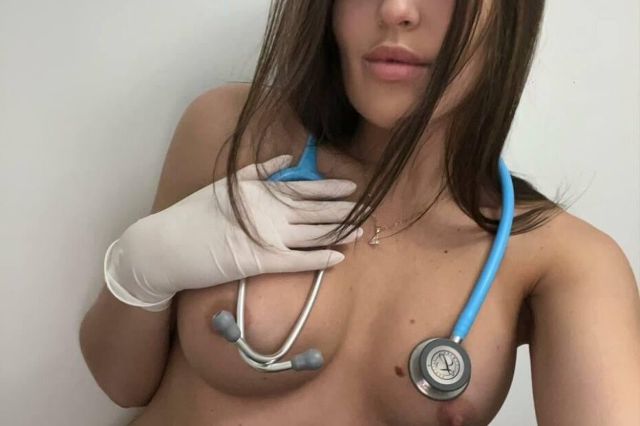Enfermeras hermosas posando sexy
