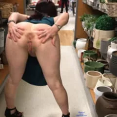 Amateur mostrando culo y vulva en el centro comercial